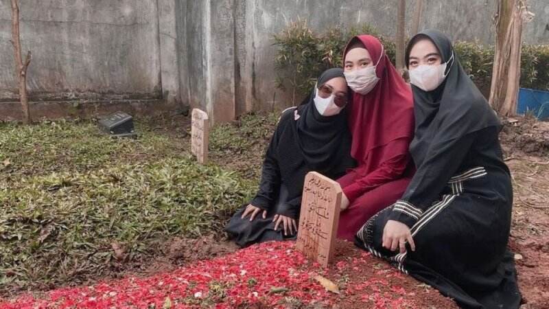 Ingat Almarhum Ayah, Oki Setiana Dewi Tak Kuasa Tahan Tangis di Momen Lamaran Ria Ricis