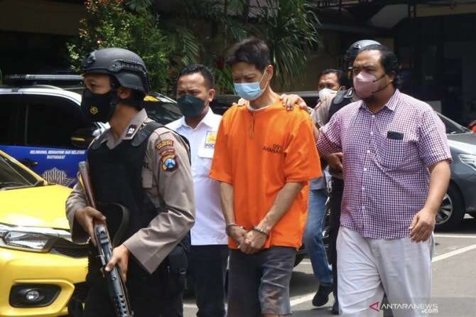 Sakit Hati, Suami Hajar Kepala Istri dengan Palu saat Sedang Mandi
