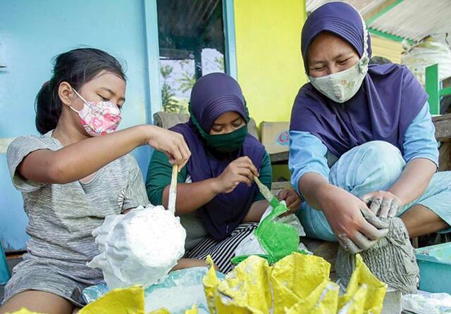 Berburu Limbah Popok untuk Dijadikan Pot
