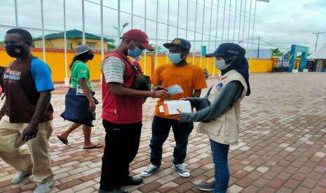 Relawan Prokes PON Terus Distribusikan Masker ke Warga