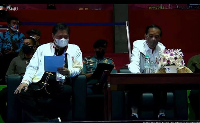 Menko Airlangga Dampingi Presiden Jokowi Tinjau Arena Wushu PON XX