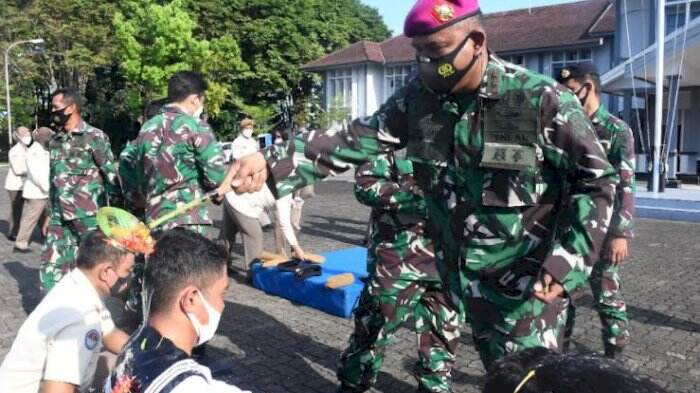 Mandi Kembang Warnai Kenaikan Pangkat Personel Mako Lantamal VI