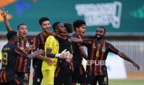 Eduard Ivakdalam Puji Gol Tendangan Bebas Kiper Papua