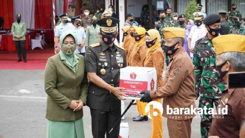 HUT TNI ke 76, Pandam V Brawijaya Gelar Vaksinasi Masal dan Ziarah Makam Sang Proklamator di Blitar