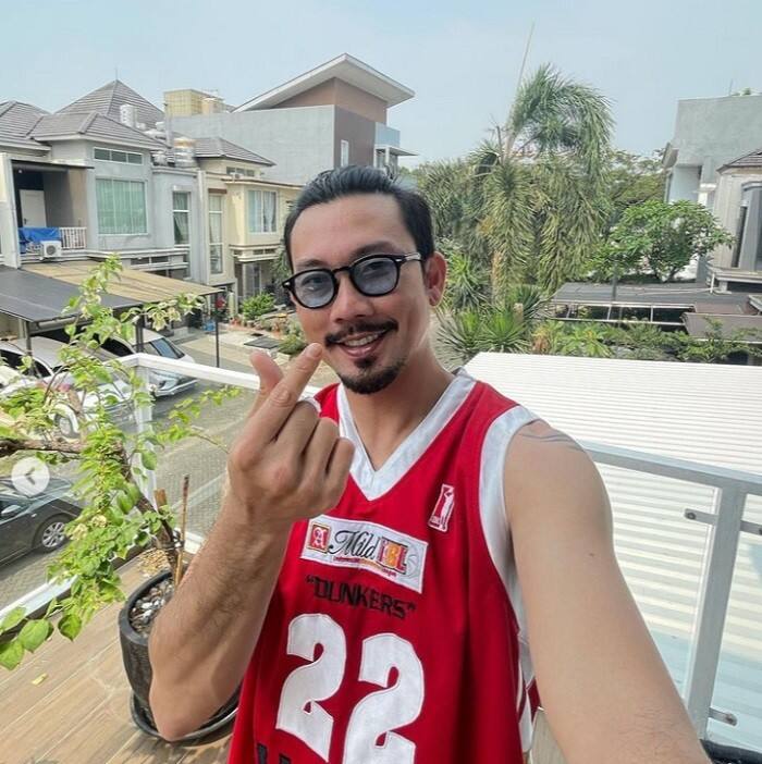 Denny Soemargo Lelang Jersey untuk Bantu Jacklien Ibo, Langsung Ditawar Rp50 Juta Sama Juragan99