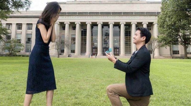 CEO Ruangguru Berlutut Lamar Kekasih di Gedung MIT Amerika Serikat, Netizen: Perfect Couple