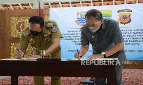 In Picture: Oded dan Ngatiyana Teken Kerjasama Cimahi dan Bandung