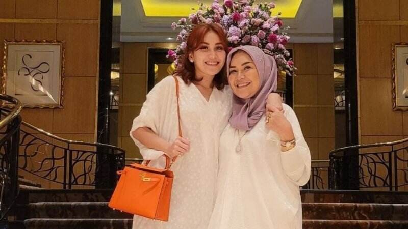 Beri Umi Kalsum Kejutan Ulang Tahun, Wajah Polos Ayu Ting Ting Tanpa Riasan Jadi Omongan Netter