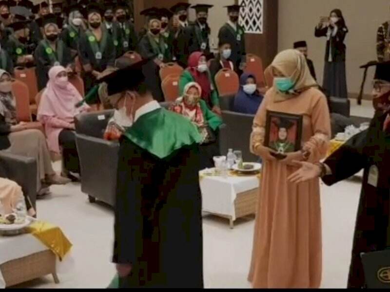 Pilu, Kakak Wakili Adik yang Sudah Meninggal Dunia Ikuti Wisuda di IAIN Bone
