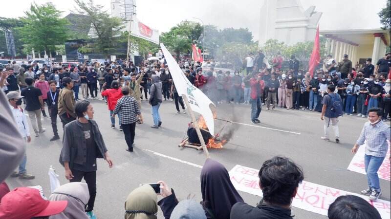 Demo HUT ke-21 Provinsi Banten Ricuh