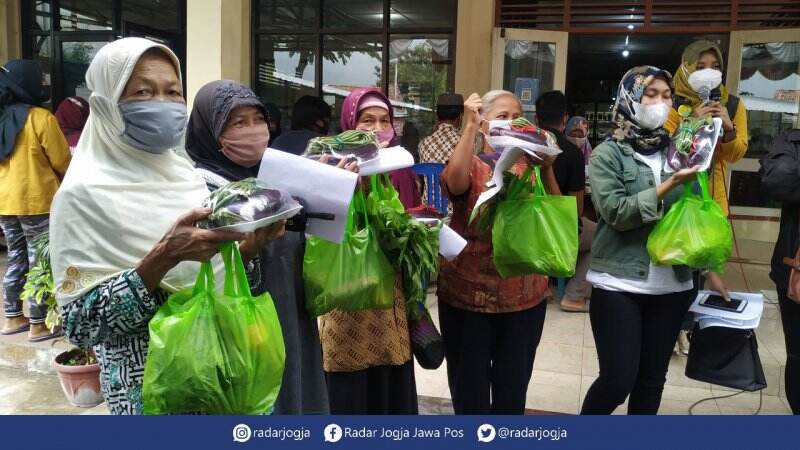 Ibu-Ibu Senang karena Tak Perlu Belanja