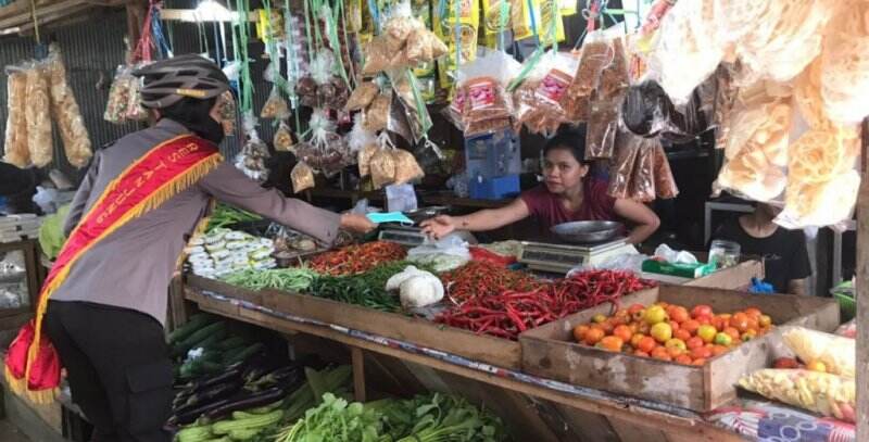 Patroli Prokes Covid-19 Bersepeda, Polwan Tabalong Bagikan Masker Gratis