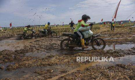 Dua Pebalap Motor Sumbar Terjatuh di Kelas Beregu PON Papua