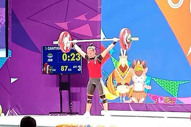 Lifter Windy Cantika Persembahkan Emas untuk Kontingen Jabar di PON Papua