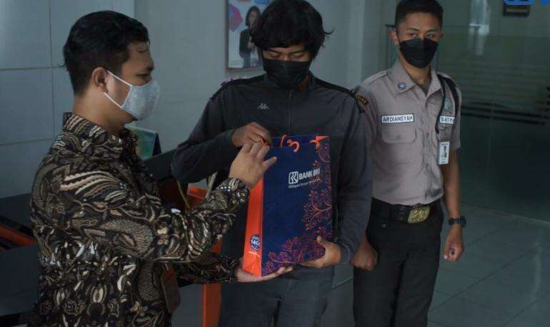 BRI Apresiasi Pria Yang Temukan Uang Di ATM Citeureup