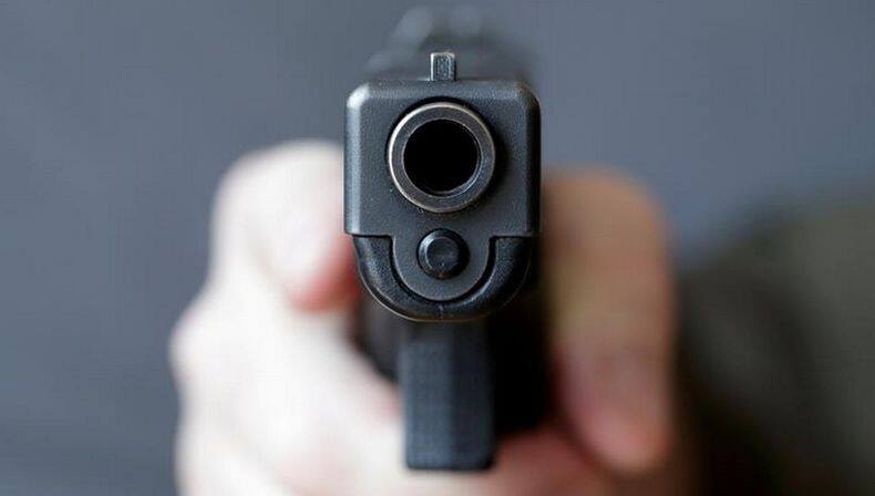 Apes, Pria Ini Tertembak Pistol Sendiri saat Kencing Sembarangan di Stasiun Kereta