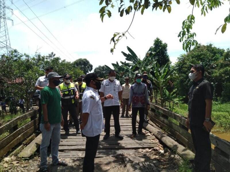 Wabup HSS Tinjau Langsung Kondisi Jembatan ‘Angker’ Sungai Kupang