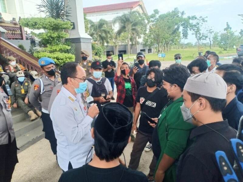 Sempat Diwarnai Ketegangan, Demonstran Ngotot Bertemu Gubernur Kalsel