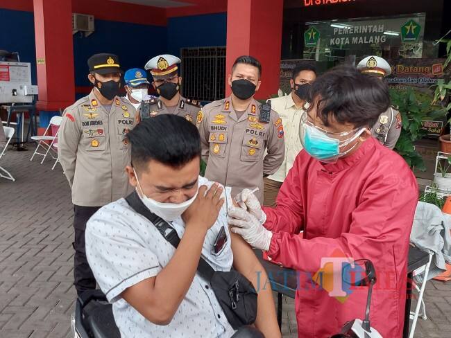 Vaksinasi Drive Thru Perdana Digelar, Polresta Malang Kota Sediakan 50 Dosis Vaksin Sinovac