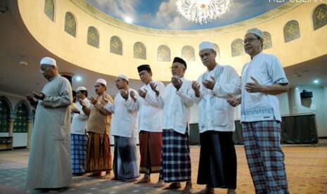 Mengapa Sholat Isya dan Subuh Berat bagi Orang Munafik