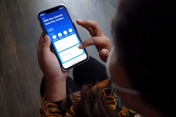 Waspada! Main HP Sambil Nunduk Picu Risiko Saraf Kejepit di Leher
