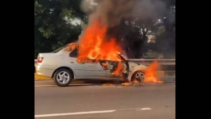 Mobil Sedan Terbakar di Tol JORR, Asap Hitam Membubung Tinggi