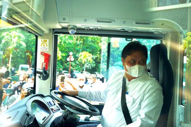 Berkunjung ke UGM, Menko Airlangga Serahkan Dua Bus Listrik dan Microbus