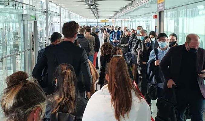 Duh! Gerbang Paspor Biometrik Error, Penumpang Menumpuk di Bandara