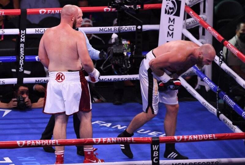 Baru Enam Ronde, Adam Kownacki Didiskualifikasi