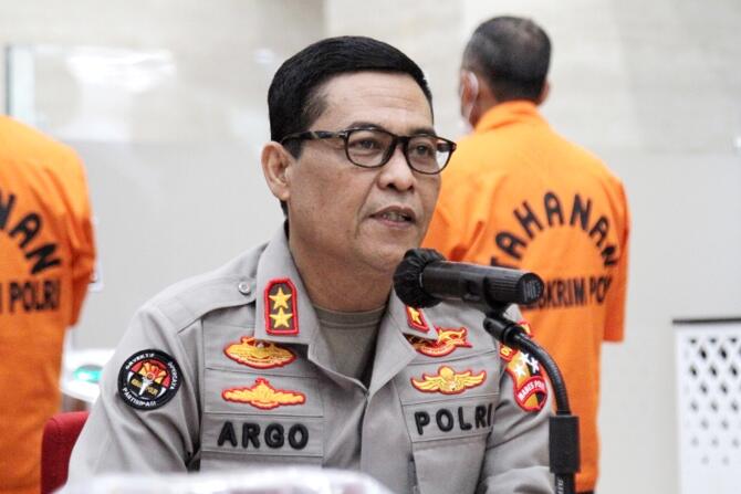 Polri: Ketiga Anak Tersebut Menghampiri dan Duduk di Pangkuan Ayahnya