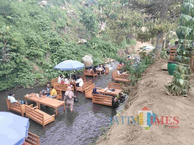 Cafe di Malang ini Tawarkan Sensasi Nongkrong di Tengah Kali, Berani Coba?