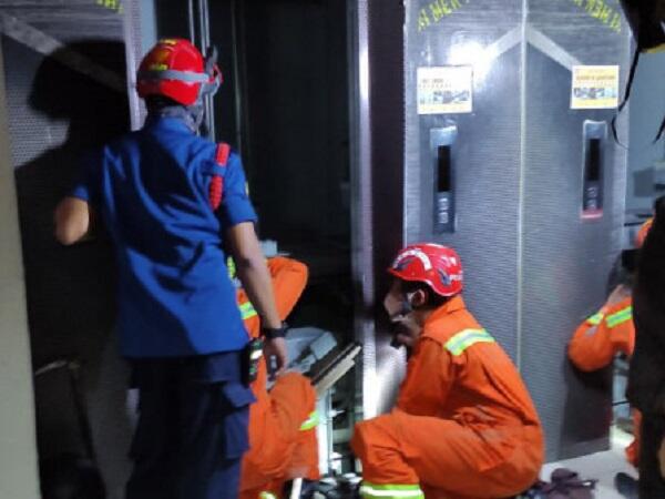 Dramatis! Detik-detik Petugas Evakuasi 5 Orang Terjebak di Lift Gedung Rabbani