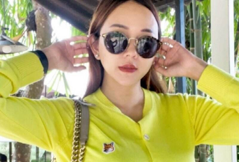 Aura Kasih Pakai Jaket Kuning Bikin Silau, Netizen: Janda Sehat Menggemaskan