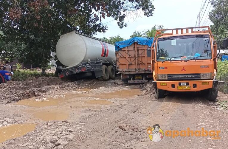 Jalan Lingkar Timur Balangan Tidak Bisa Dilewati, 3 Mobil Terperosok Di jalan
