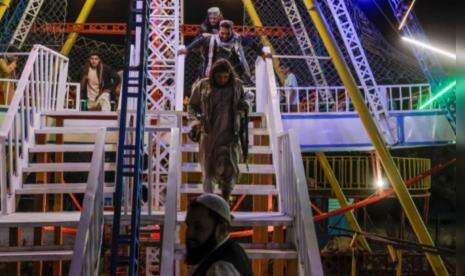 Pejuang Taliban Liburan, Main Komidi Putar di Taman Hiburan