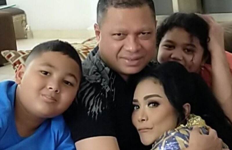 Berpisah Setahun Lebih, Mesranya Raul Lemos Peluk dan Cium Krisdayanti