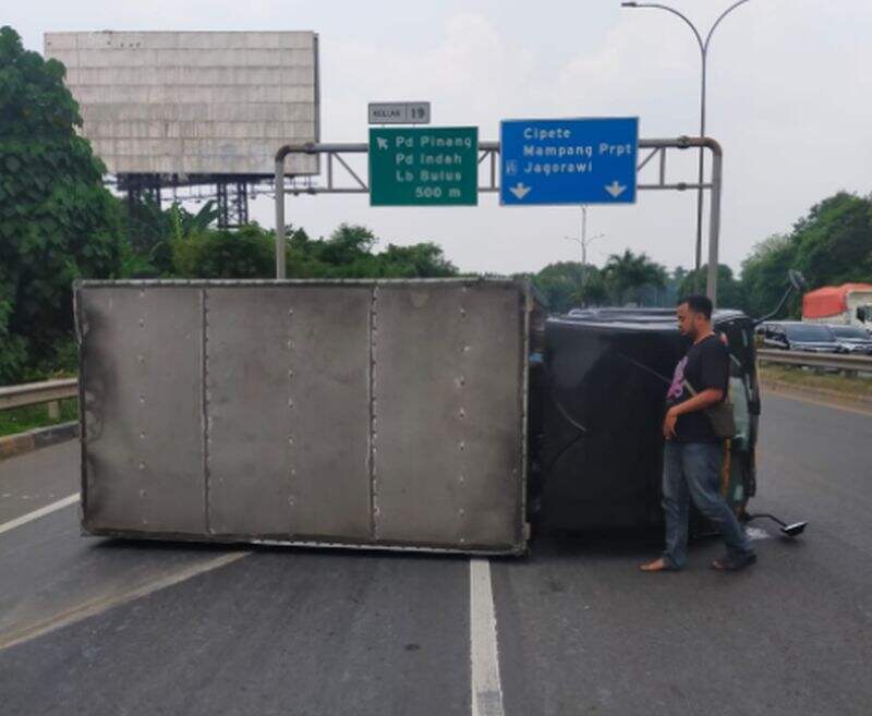 Mobil Boks Terguling, Tol JORR Arah Pondok Indah Tersendat