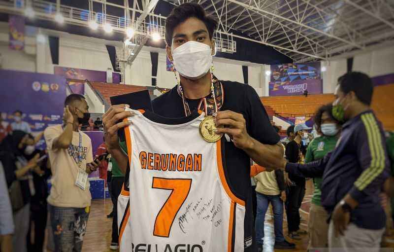 Yesaya Persembahkan Emas Basket Putra PON Papua ke Mario Gerungan