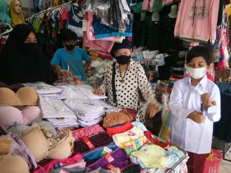 PTM Digelar Besok, Orang Tua Murid di Balikpapan Antusias Beli Seragam