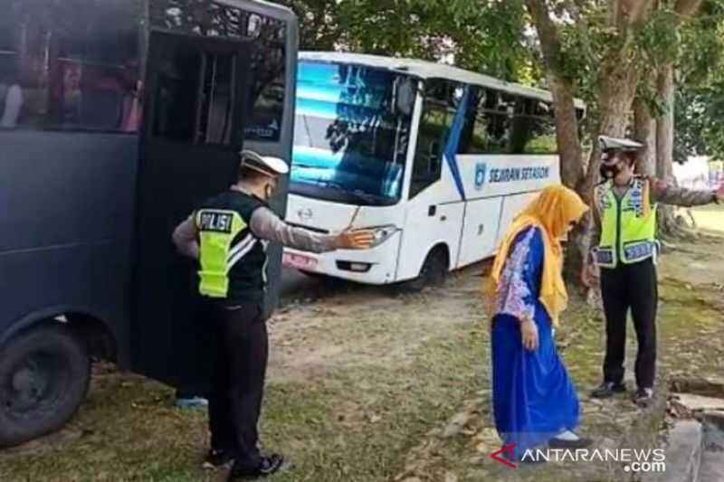 Ada Apa Pagi-pagi Aparat Keamanan dengan Mobil Khusus Harus Jemput Warga Lansia di Daerah Ini