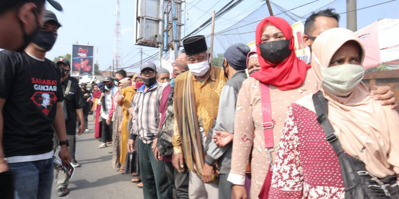 Bantu Ekonomi Rakyat, Sahabat Ganjar Grebek Pasar Bagi Sembako