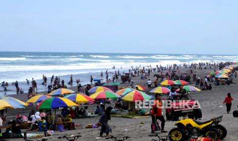 In Picture: Masih Ditutup, Pantai Parangtritis Tetap Ramai Wisatawan
