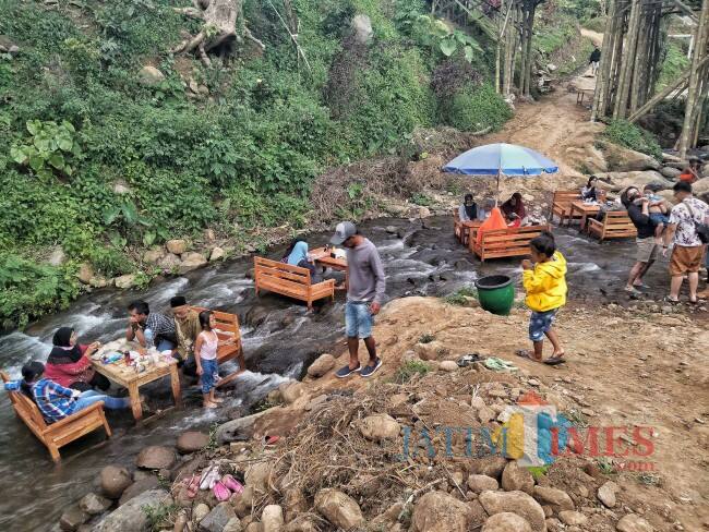 Nongkrong di Kafe Tengah Kali, Sensasi Liburan dan Keprihatinan Lingkungan