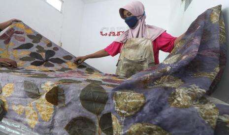 In Picture: Produksi Sajadah dengan Motif Eco Print