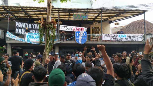 Ingin Bertemu Manajemen, Ratusan Bobotoh dari Berbagai Daerah Kembali Datangi Graha Persib