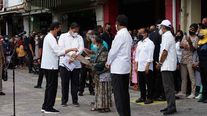Begini Bikin Demen, Jokowi Bagikan Bantuan Tunai Secara Langsung Rp 1,2 Juta per PKL di Malioboro