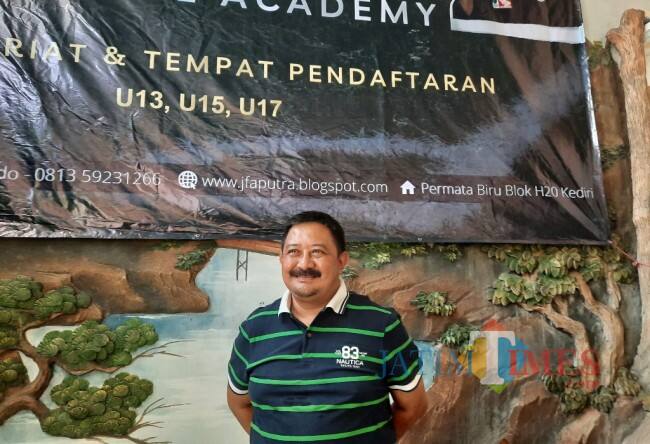 Cetak Pesepak Bola Muda, Pelatih Jaya Hartono Dirikan Sekolah Sepak Bola