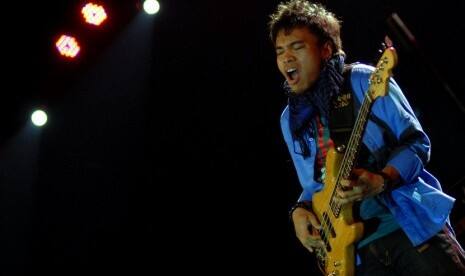 Barry Likumahuwa-Teddy Adhitya Remake Lagu Yopie Latul