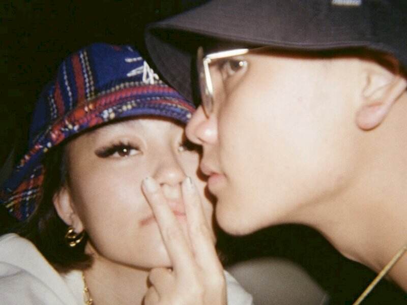 Pamer Tato Berbentuk Salib, Kekasih Agnez Mo Dihujat Netizen: Kasihan Mamanya yang Berhijab