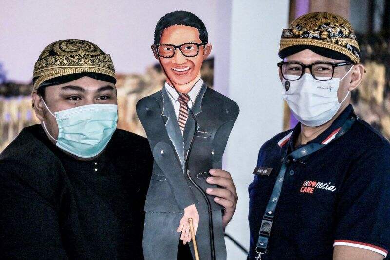 Sandiaga Beri Perhatian ke Pekerja Seni dan Cicipi Minuman Khas Solo